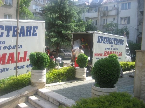 Due camion Hamali.BG durante un trasloco in un condominio