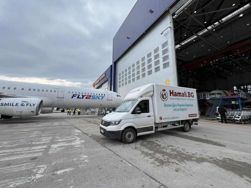 Furgone Hamali.BG davanti a un hangar aeronautico
