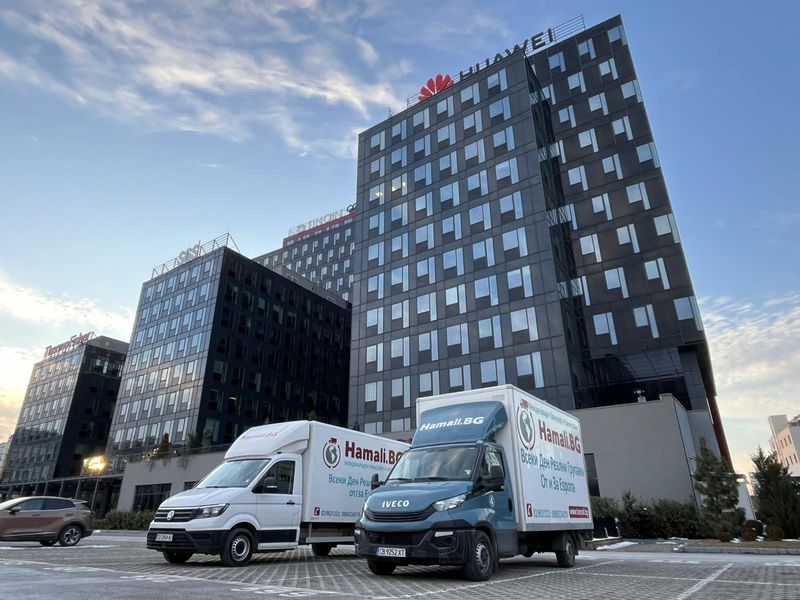 Due furgoni Hamali.BG davanti a edifici per uffici